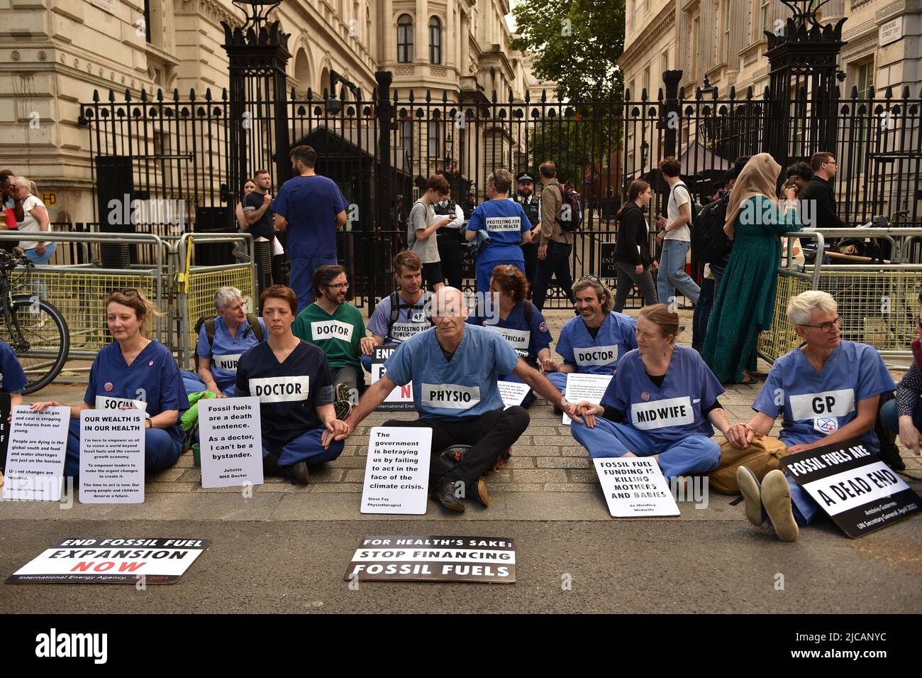 Ärzte, Krankenschwestern und andere Gesundheitsfachkräfte des Extinction Rebellion versammelten sich in Westminster zu einem Protest, um ein Ende der Investitionen in fossile Brennstoffe zu fordern. Stockfoto