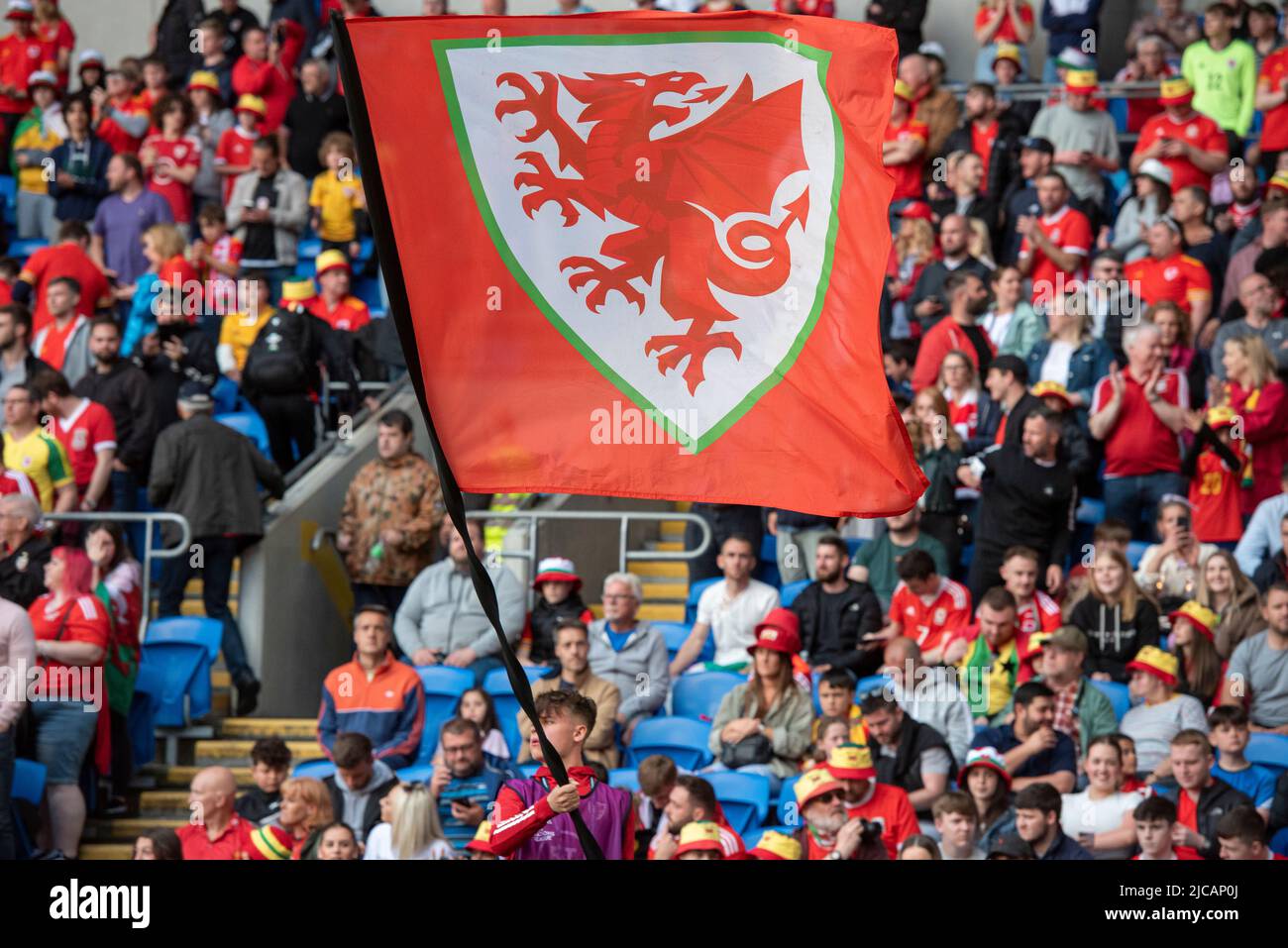 CARDIFF, GROSSBRITANNIEN. 11.. Juni 2022. Wales-Fans während der UEFA Nations League-Spiele zwischen Wales und Belgien im Cardiff City Stadium. (Bild: Andrew Dowling/Alamy Live News Stockfoto