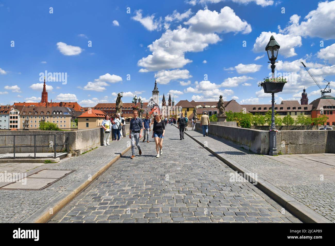 Würzburg, Deutschland - Juni 2022: Alte Mainbrücke, genannt "Alte Mainbrücke", ein Wahrzeichen der Stadt und berühmte Touristenattraktion Stockfoto