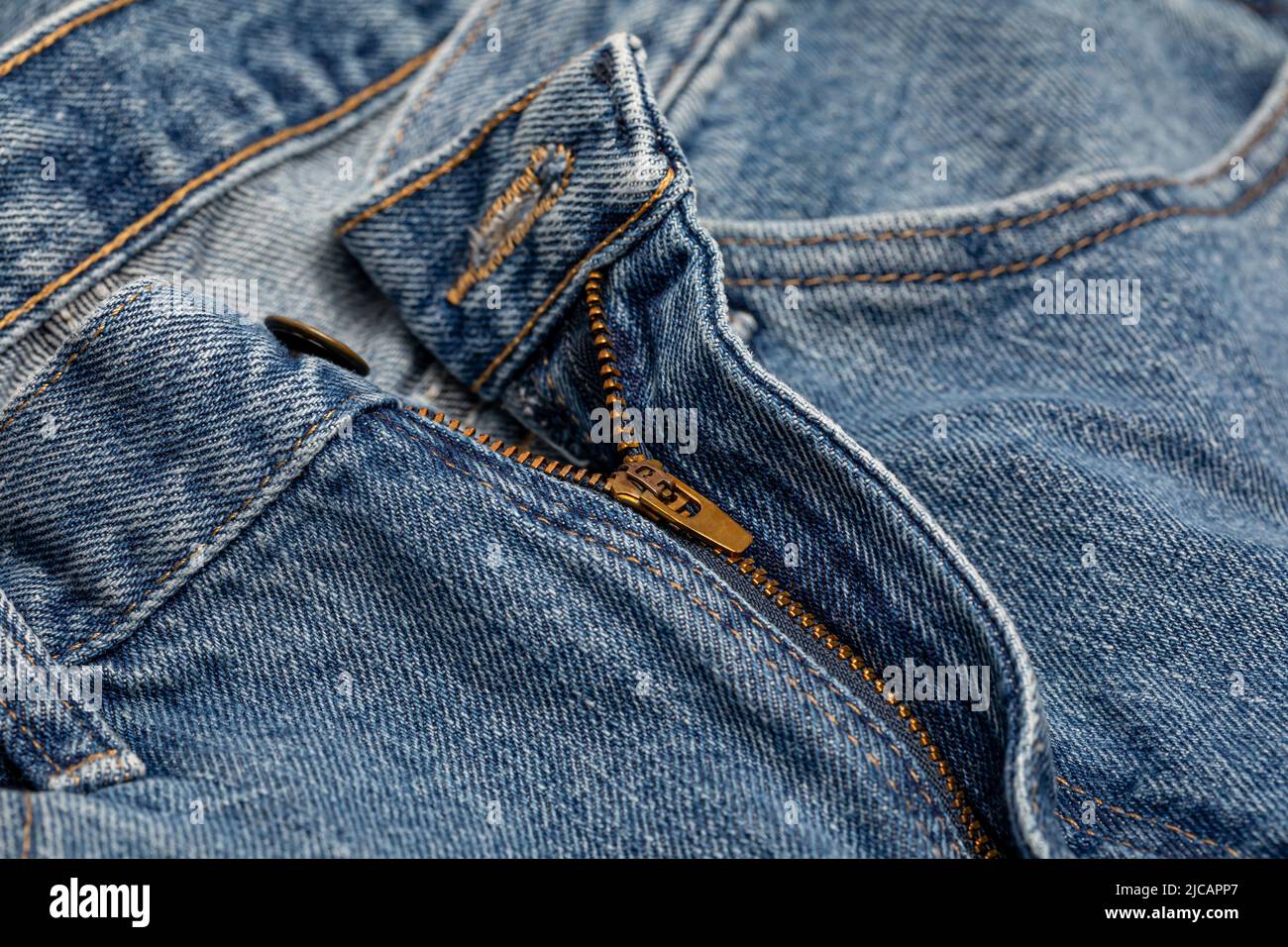 Blaue Jeans-Hose und Reißverschluss. Diät, Gewichtsverlust und Gewichtszunahme Konzept. Stockfoto
