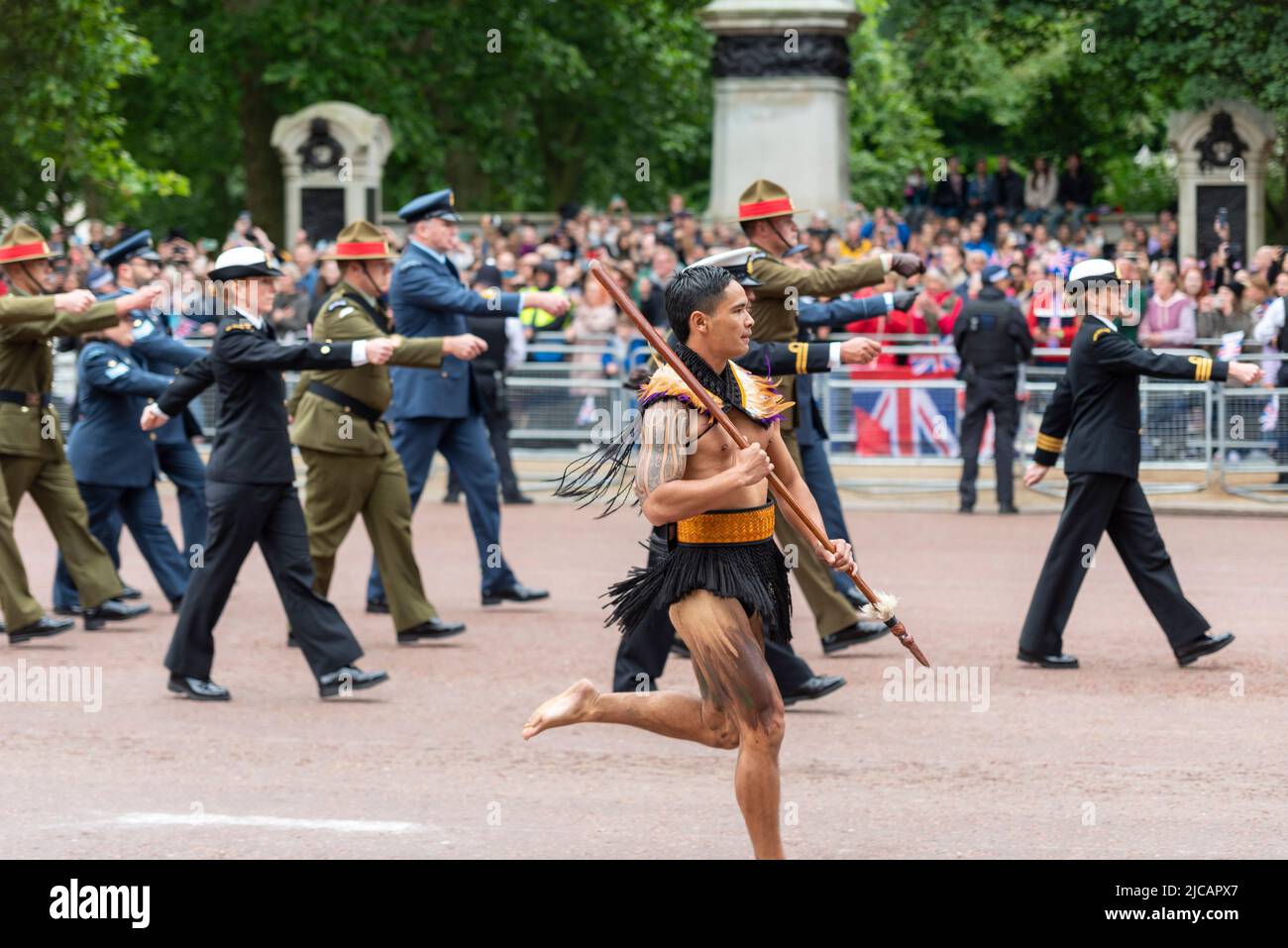 Die neuseeländische Gruppe marschiert in der Commonwealth-Sektion des for Queen and Country Act von Platinum Jubilee Pageant, The Mall, London. Maori-Männchen Stockfoto