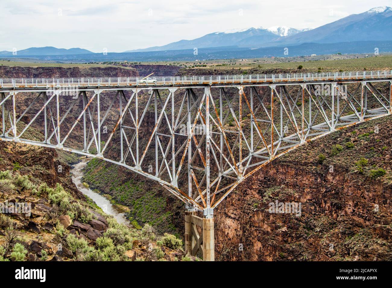 Die Rio Grande Gorge Bridge - eine Stahldeckbogenbrücke über die Rio Grande Gorge 10 Meilen) nordwestlich von Taos NM USA.- die zehnthöchste Brid Stockfoto