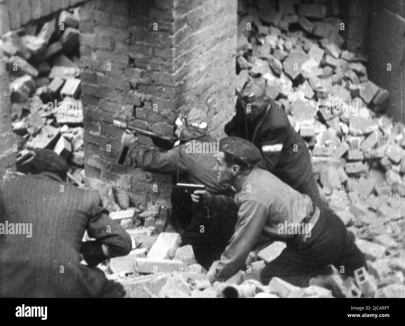 Armia Krajowa Soldaten kämpfen während des Warschauer Aufstands. Ein Mann ist mit einer Maschinenpistole von Błyskawica bewaffnet. Der Warschauer Aufstand war ein massiver Versuch der polnischen Heimatarmee, die Wehrmacht und die SS-Besatzung gegen Ende WW2 zu besiegen. Stockfoto