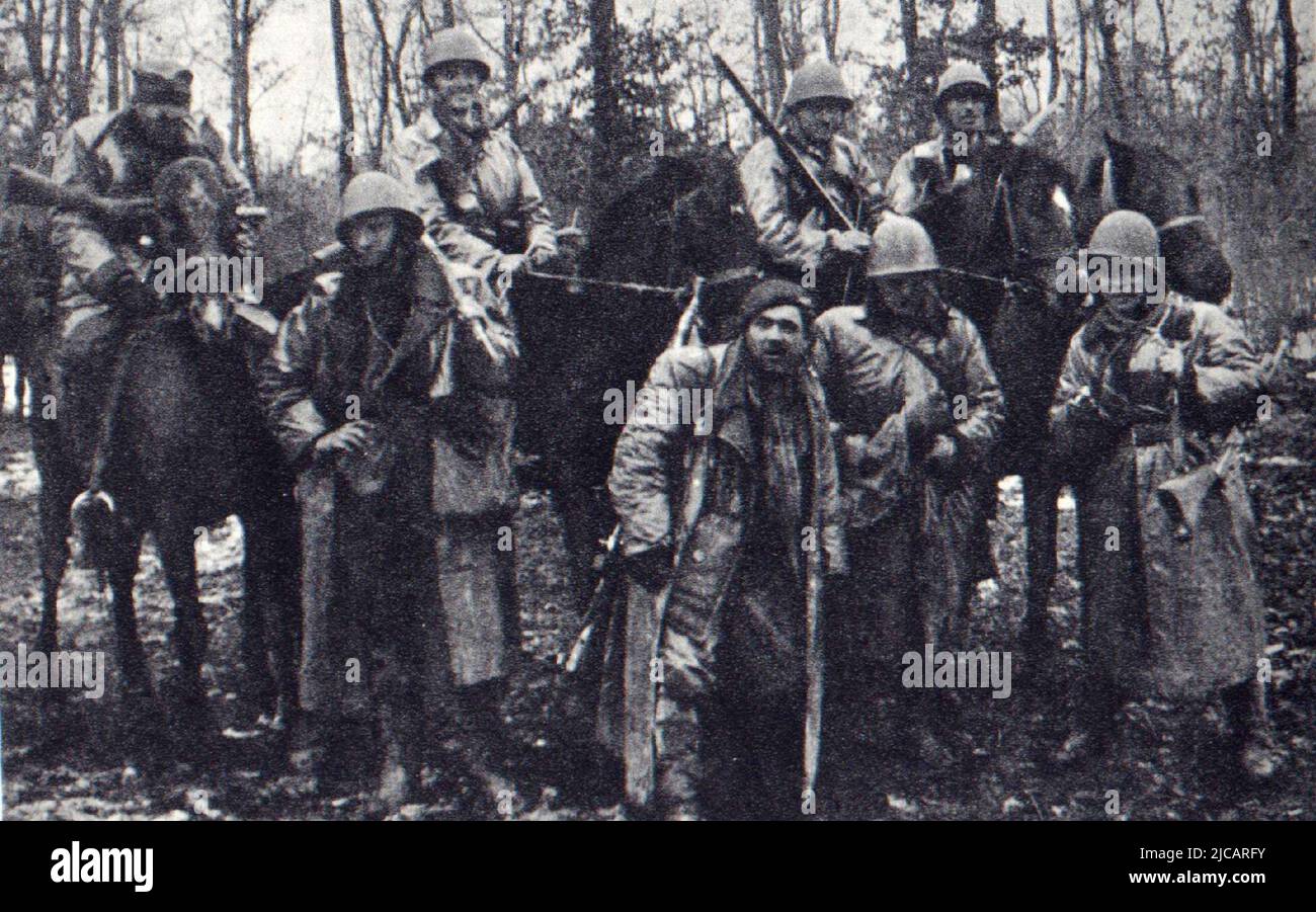 Eine Gruppe von Krajowa-Kämpfern der polnischen Heimatarmee vor einem Angriff. Der Warschauer Aufstand war ein massiver Versuch der polnischen Heimatarmee, die Wehrmacht und die SS-Besatzung gegen Ende WW2 zu besiegen. Stockfoto