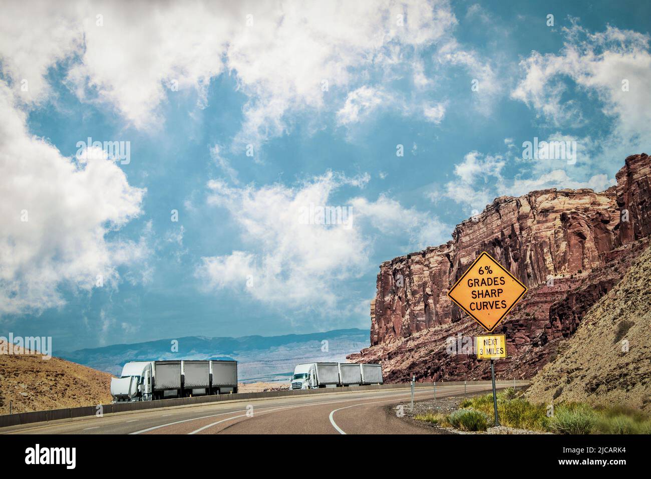 Zwei Sattelschlepper mit je drei Anhängern - einer in canyonlands von Utah, USA, mit 6% Gütezeichen und scharfen Kurven Stockfoto