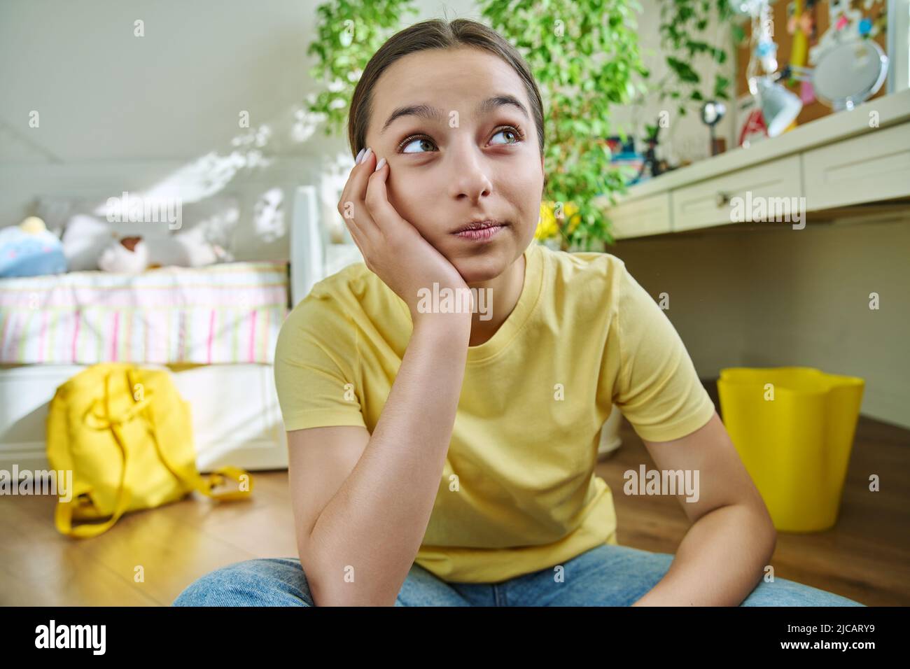 Teenager-Studentin mit Videoanruf, Blick auf Webcam Stockfoto