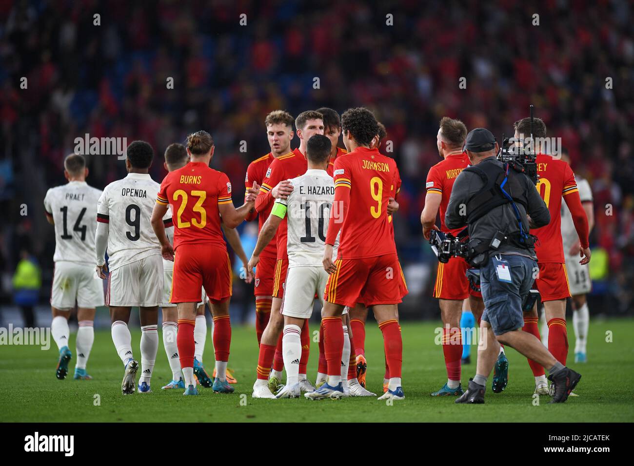 Cardiff, Großbritannien. 11.. Juni 2022. Wales und Belgien geben sich nach der letzten Pfeife die Hände Kredit: Nachrichtenbilder /Alamy Live News Stockfoto