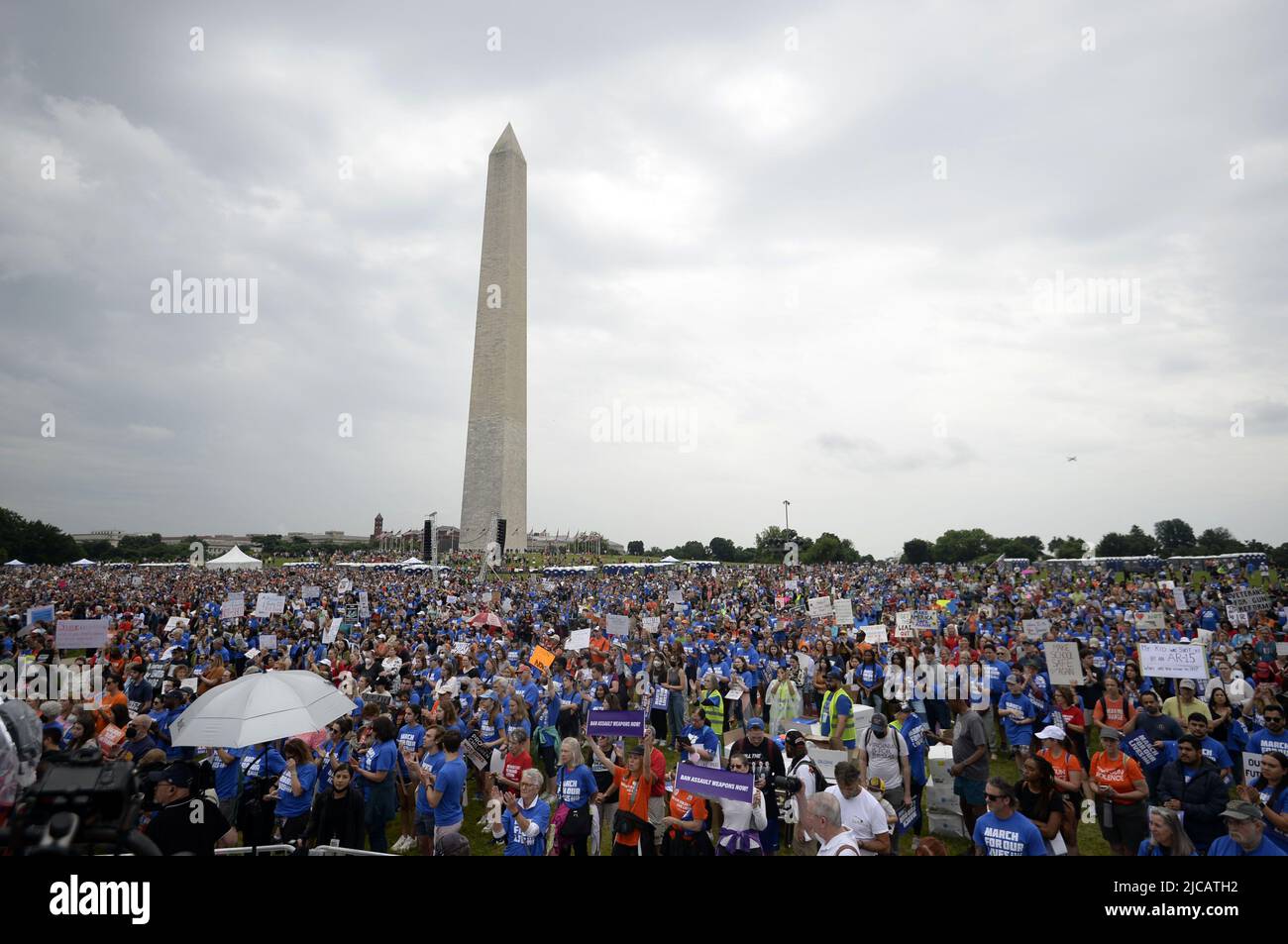 Washington, Usa. 11.. Juni 2022. Demonstranten versammeln sich am Samstag, dem 11. Juni 2022, in der National Mall, um an einer Demonstration für unser Leben gegen Waffengewalt in Washington, DC teilzunehmen. Die Bewegung „Marsch um unser Leben“ begann nach den Dreharbeiten an der Marjory Stoneman Douglas High School in Parkland, Florida im Februar 2018. Nach den jüngsten Massenerschießungen in Buffalo, New York und Uvalde, Texas, fordern Aktivisten weiterhin den Kongress auf, Gesetze über Waffengewalt und Waffensicherheit auszuhandeln. Foto von Bonnie Cash/UPI Credit: UPI/Alamy Live News Stockfoto