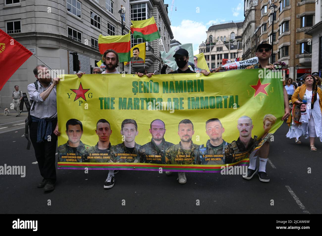 Etwa zweihundert Demonstranten marschieren in London ein, um der britischen Regierung zu sagen, dass sie den Waffenverkauf an die Türkei einstellen und sich nicht mehr an Erdogans Krieg mitschuldig machen soll. Verteidigen Sie Kurdistan vor der neuen Invasion der Türkei, am 17. April startete die Türkei eine neue, tödliche Invasion von Südkurdistan. Versammlung bei der BBC marschiert zur Downing Street, London, Großbritannien. - 11. Juni 2022. Stockfoto