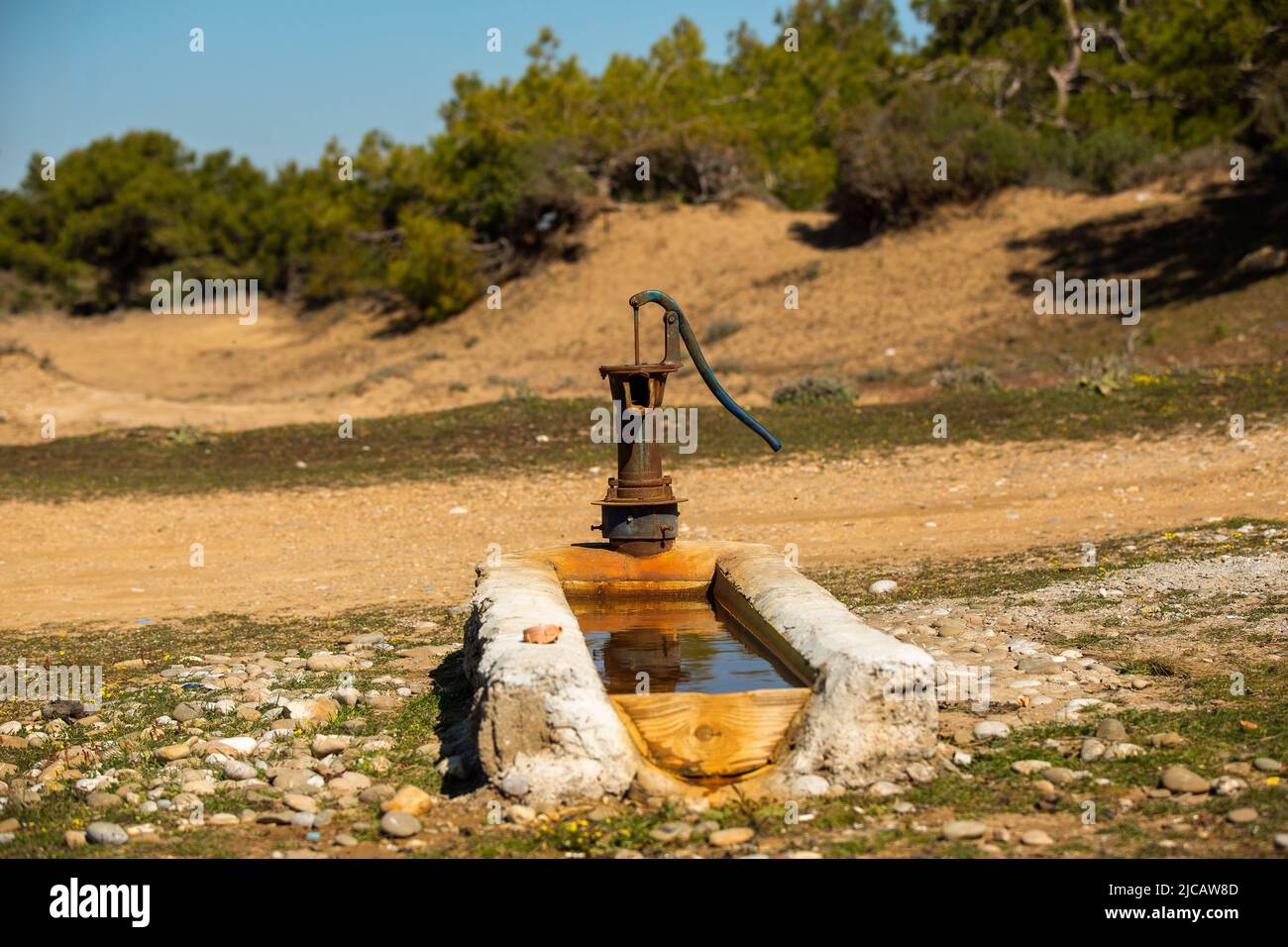 Alte Pumpe zur Wassergewinnung aus dem Feld in der Türkei Stockfoto