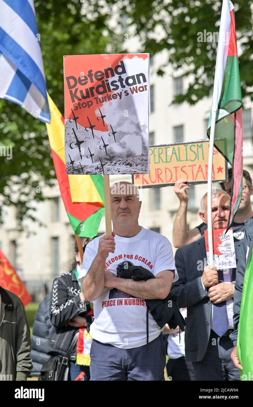 Etwa zweihundert Demonstranten marschieren in London ein, um der britischen Regierung zu sagen, dass sie den Waffenverkauf an die Türkei einstellen und sich nicht mehr an Erdogans Krieg mitschuldig machen soll. Verteidigen Sie Kurdistan vor der neuen Invasion der Türkei, am 17. April startete die Türkei eine neue, tödliche Invasion von Südkurdistan. Versammlung bei der BBC marschiert zur Downing Street, London, Großbritannien. - 11. Juni 2022. Stockfoto
