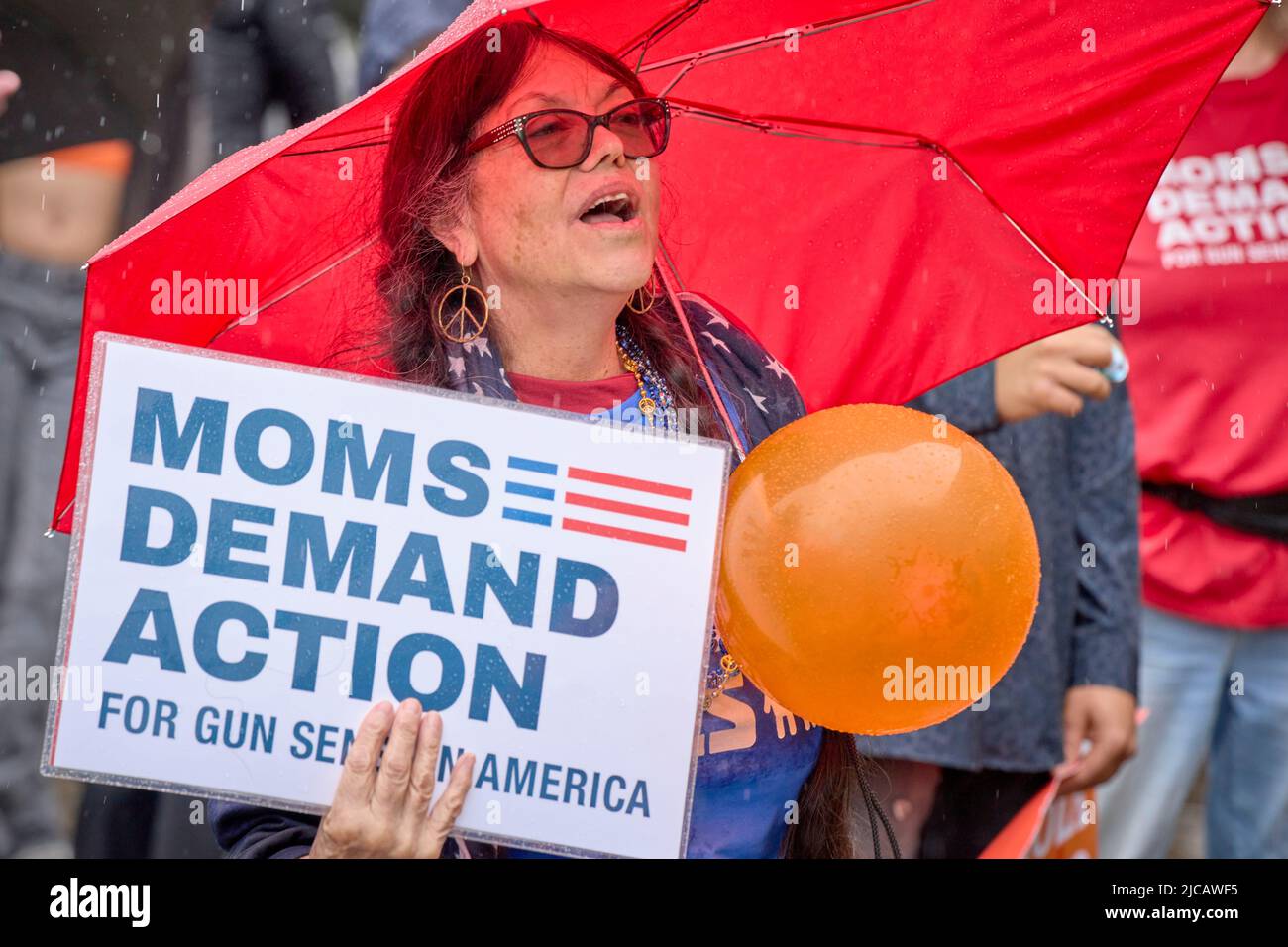 Ein Teilnehmer trägt ein Zeichen in einem 11. Juni 2022, März für unser Leben in Eugene, Oregon, USA. Die Demonstranten, verärgert über eine Serie von jüngsten Massenerschießungen Stockfoto