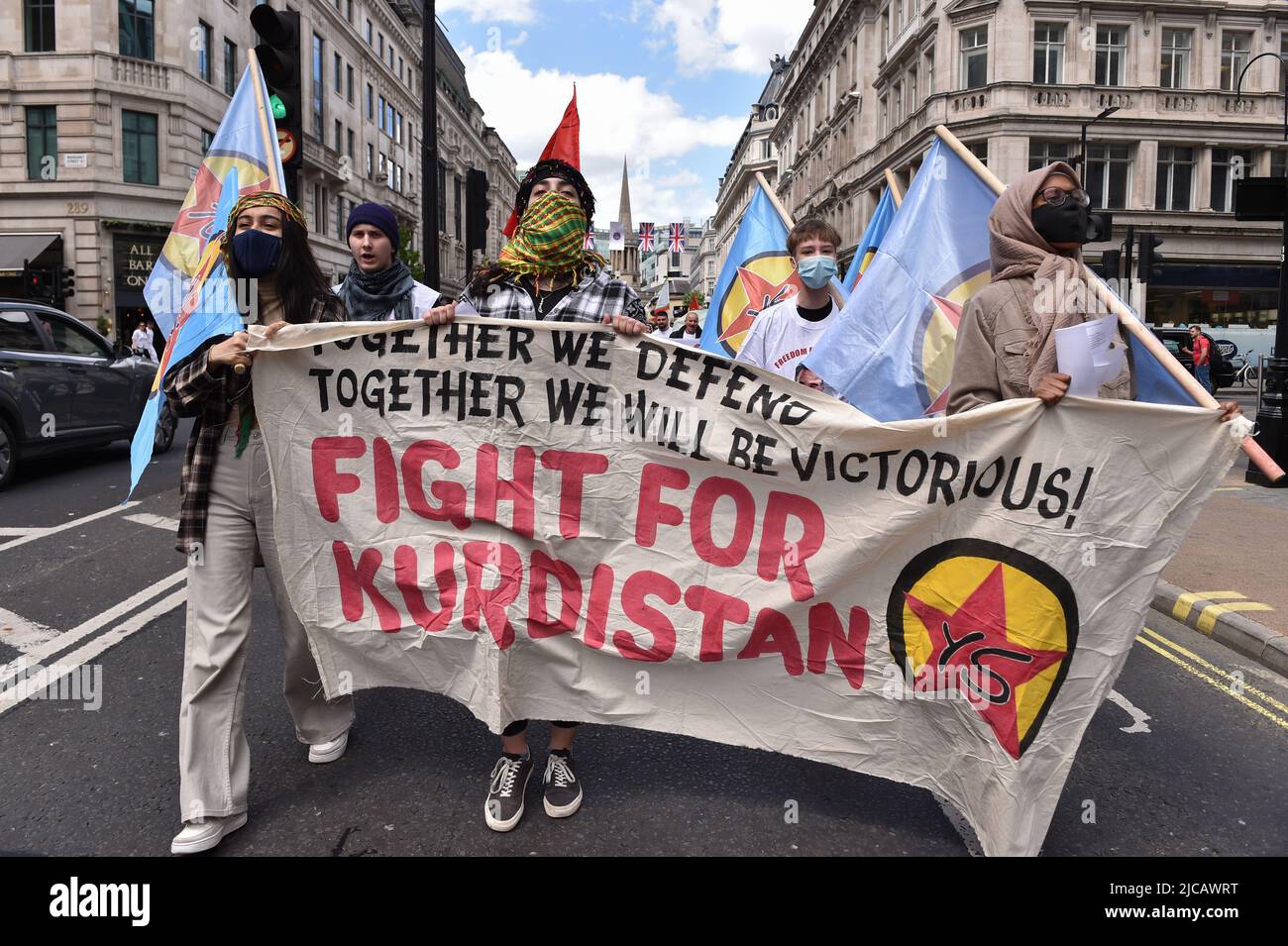 London, Großbritannien. 11.. Juni 2022. Die Demonstranten halten während der Kundgebung ein Banner. Kurden und ihre Anhänger marschierten vom Londoner Hauptquartier der BBC in die Downing Street, um sich der neuen Offensive der Türkei gegen kurdische Rebellen im Irak und in Syrien zu widersetzen. Kredit: SOPA Images Limited/Alamy Live Nachrichten Stockfoto