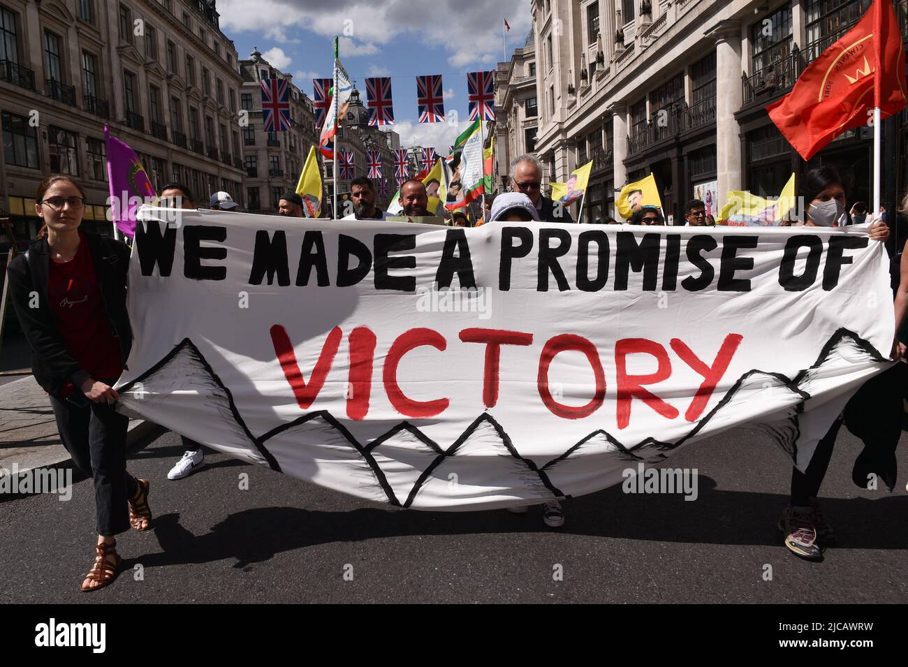 London, Großbritannien. 11.. Juni 2022. Die Demonstranten halten während der Kundgebung ein Banner. Kurden und ihre Anhänger marschierten vom Londoner Hauptquartier der BBC in die Downing Street, um sich der neuen Offensive der Türkei gegen kurdische Rebellen im Irak und in Syrien zu widersetzen. Kredit: SOPA Images Limited/Alamy Live Nachrichten Stockfoto