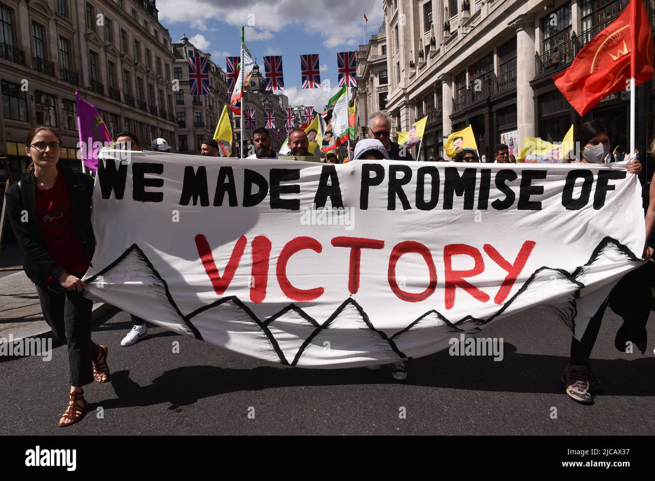 London, Großbritannien. 11.. Juni 2022. Die Demonstranten halten während der Kundgebung ein Banner. Kurden und ihre Anhänger marschierten vom Londoner Hauptquartier der BBC in die Downing Street, um sich der neuen Offensive der Türkei gegen kurdische Rebellen im Irak und in Syrien zu widersetzen. (Foto von Thomas Krych/SOPA Images/Sipa USA) Quelle: SIPA USA/Alamy Live News Stockfoto