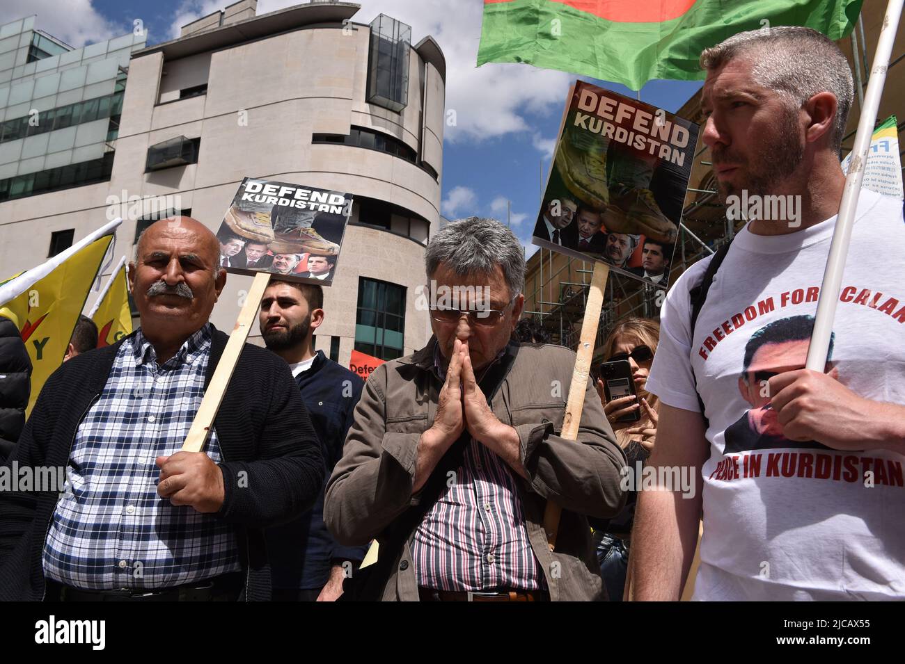 London, Großbritannien. 11.. Juni 2022. Die Demonstranten halten während der Kundgebung Plakate, auf denen ihre Meinung zum Ausdruck kommt. Kurden und ihre Anhänger marschierten vom Londoner Hauptquartier der BBC in die Downing Street, um sich der neuen Offensive der Türkei gegen kurdische Rebellen im Irak und in Syrien zu widersetzen. (Foto von Thomas Krych/SOPA Images/Sipa USA) Quelle: SIPA USA/Alamy Live News Stockfoto