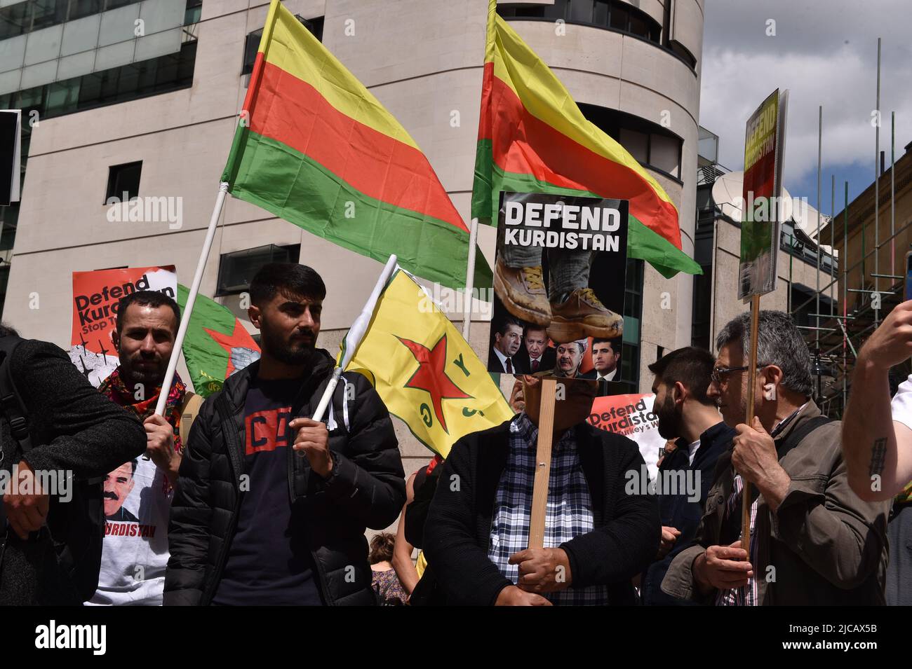 London, Großbritannien. 11.. Juni 2022. Die Demonstranten halten während der Kundgebung Plakate und Fahnen. Kurden und ihre Anhänger marschierten vom Londoner Hauptquartier der BBC in die Downing Street, um sich der neuen Offensive der Türkei gegen kurdische Rebellen im Irak und in Syrien zu widersetzen. (Foto von Thomas Krych/SOPA Images/Sipa USA) Quelle: SIPA USA/Alamy Live News Stockfoto