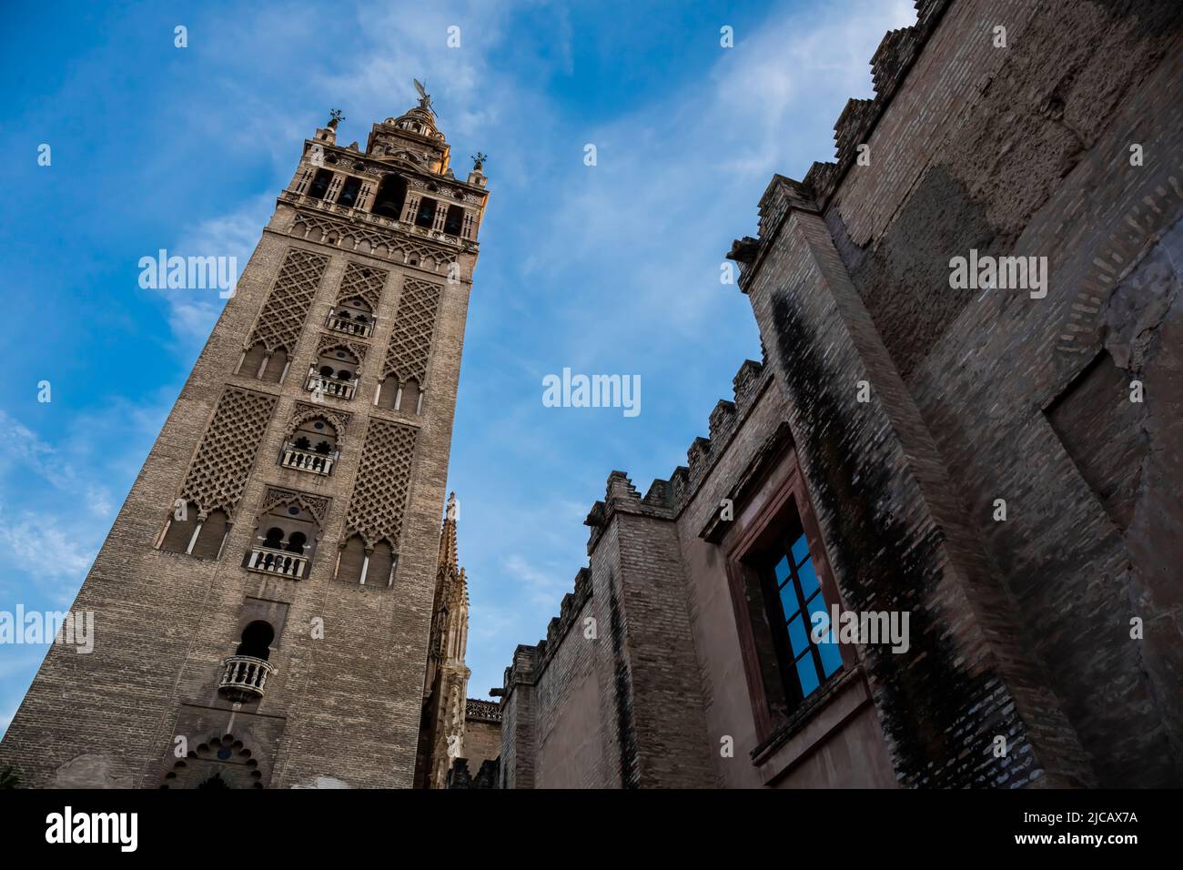 La Giralda ist die Kathedrale von Sevilla, Spanien Stockfoto