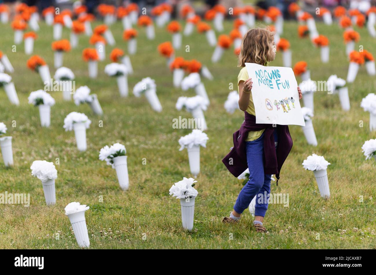 Ein Kind hält ein Schild mit der Aufschrift „No Guns More Fun“ am Giffords Gun Violence Memorial vor dem Washington Monument während des Marsches für unser Leben in Washington, DC am Samstag, dem 11. Juni 2022. Kredit: Julia Nikhinson/CNP Stockfoto