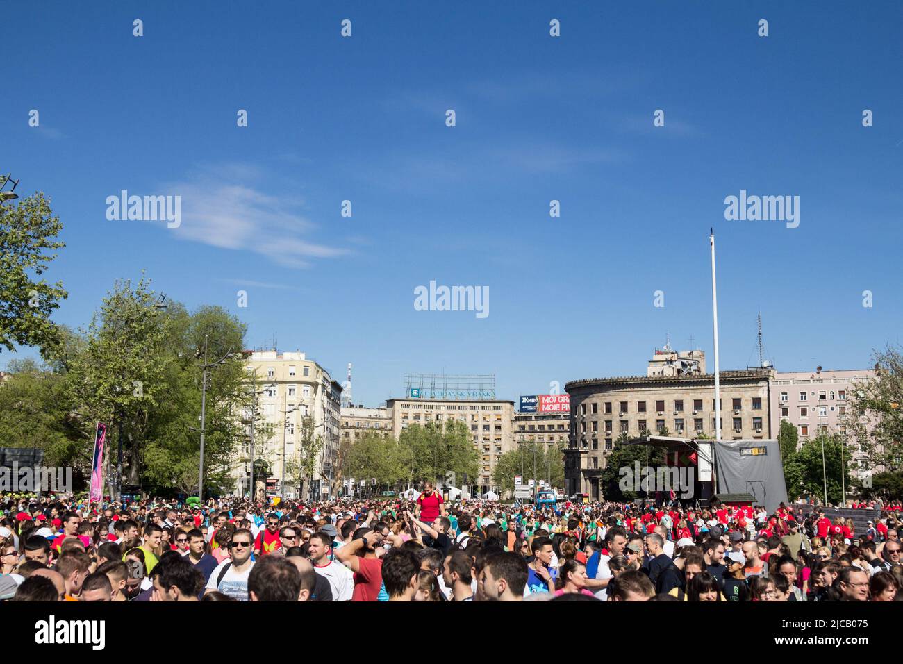 Bild einer Menschenmenge, die während des Belgrader Marathons auf der Straße Trg nikole pasica lief, auch beogradski maraton genannt. Stockfoto