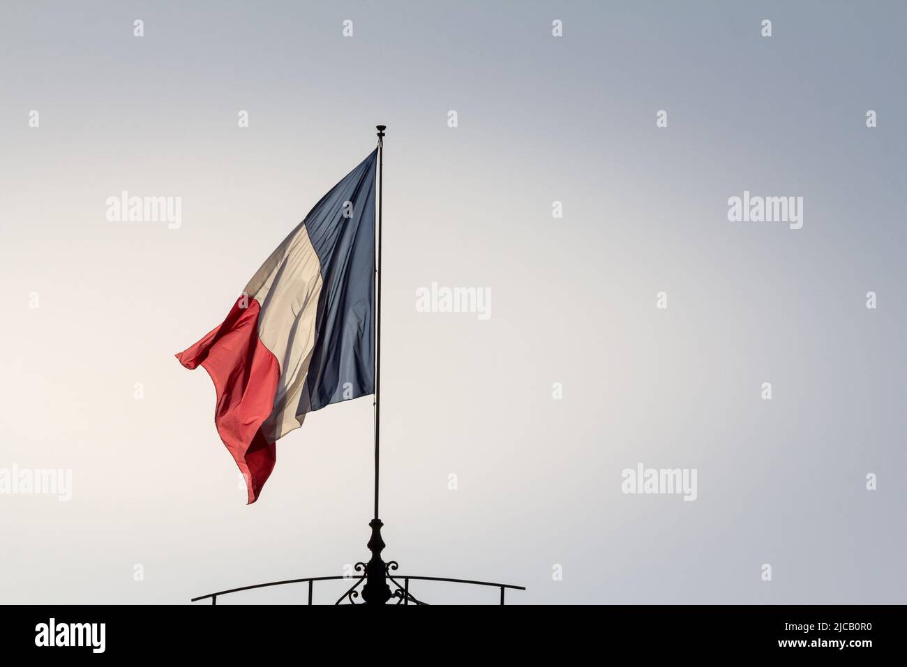 Bild einer französischen Flagge, die in der Luft winkt. Die Nationalflagge Frankreichs oder Drapeau francais ist eine dreifarbige Flagge mit drei vertikalen Bändern Farbe Stockfoto
