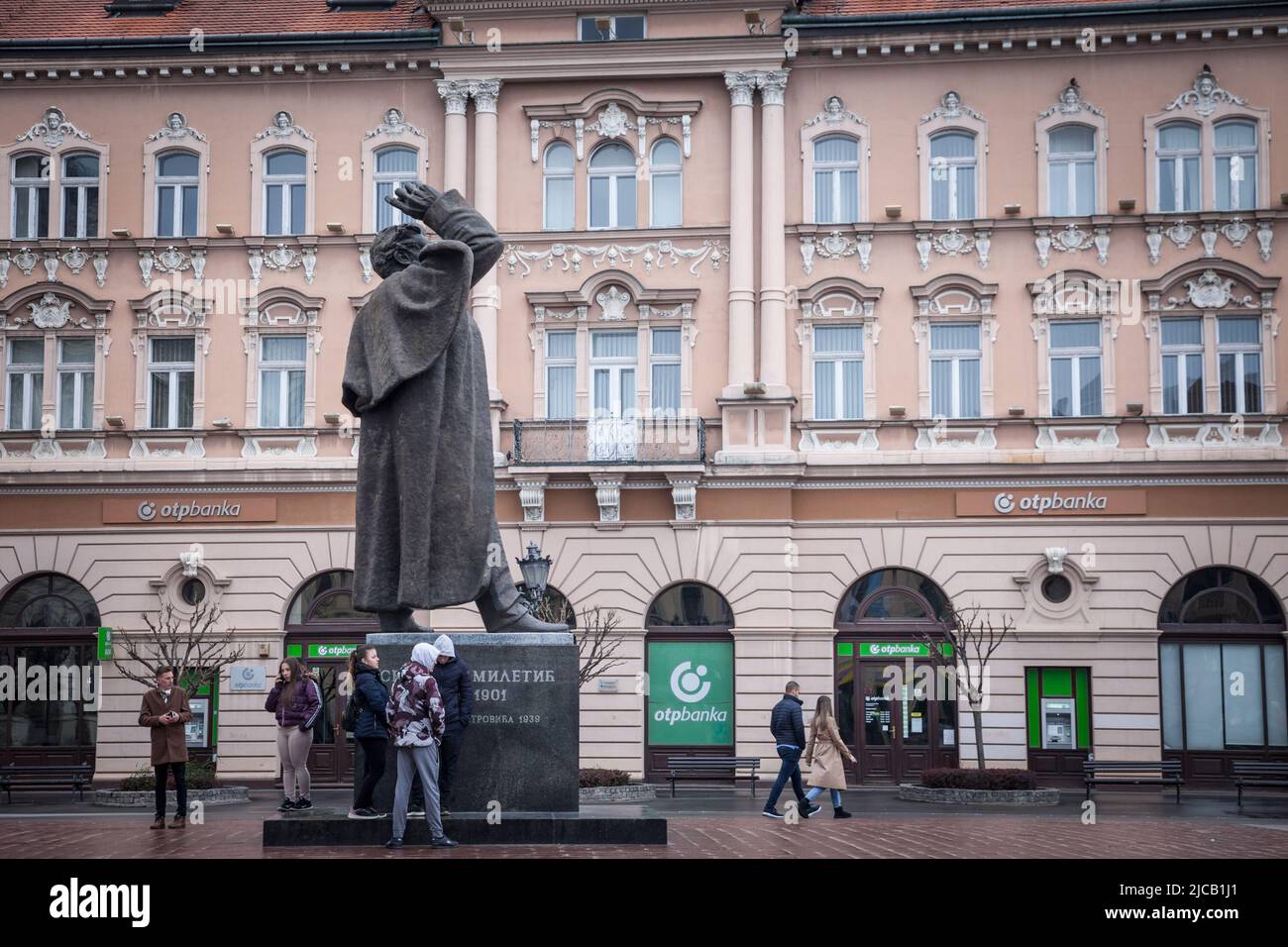 Bild des Denkmals für Svetozar Miletic auf dem zentralen Platz von novi Sad, Serbien, genannt Trg Slobode, mit Passanten. Novi Sad ist der Stockfoto