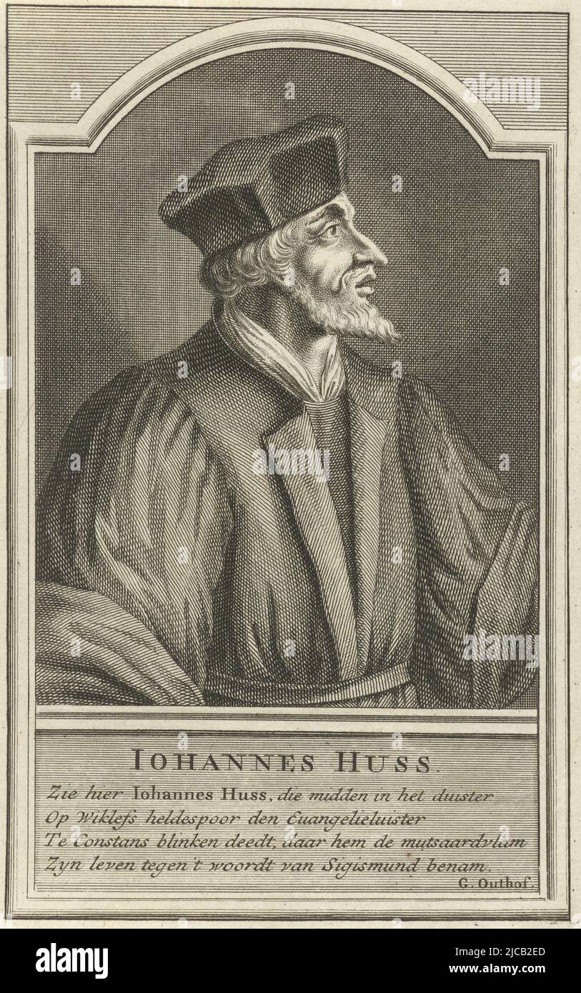 Porträtbüste rechts von Johannes Hus, Theologe und Reformator, mit Kopfbedeckung umgeben von einem gebogenen Rahmen, darunter der Name der porträtierten Person und ein vierzeiliger niederländischer Vers, Portrait von Johannes Hus, Druckerei: Adolf van der Laan, (auf Objekt erwähnt), Gerardus Outhof, (auf Objekt erwähnt), 1694 - 1755, Papier, Radierung, Gravur, H 169 mm × B 105 mm Stockfoto