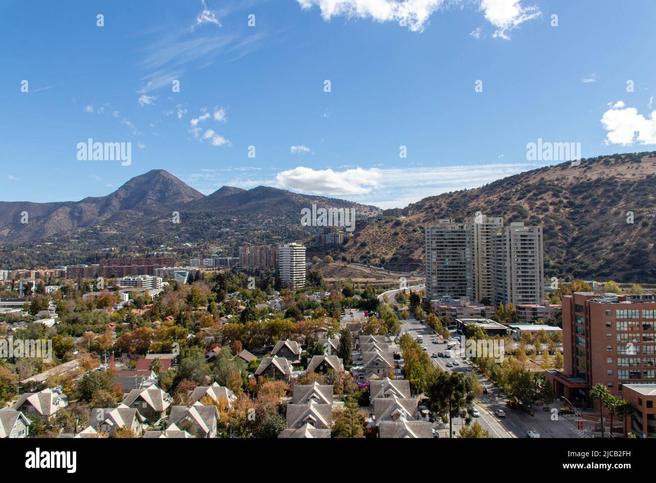 Luftaufnahme der Stadt Santiago mit den Bergen dahinter, Chile Stockfoto