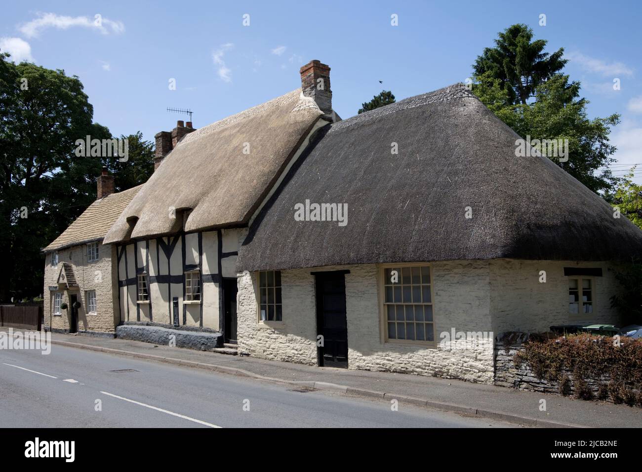 Alte Hütten mit attraktiven Strohdächern Middle Mickleton Worcestershire UK Stockfoto