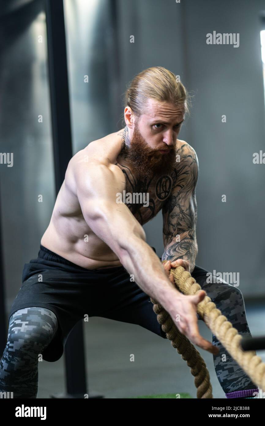 Seil unsichtbare Mann Schlepper war Casual Force Person Wettbewerb, Konzept gut aussehend isoliert von Geschäftsmann aus Schlepper Kerl, Hand fit. Schulungsarbeit Stockfoto