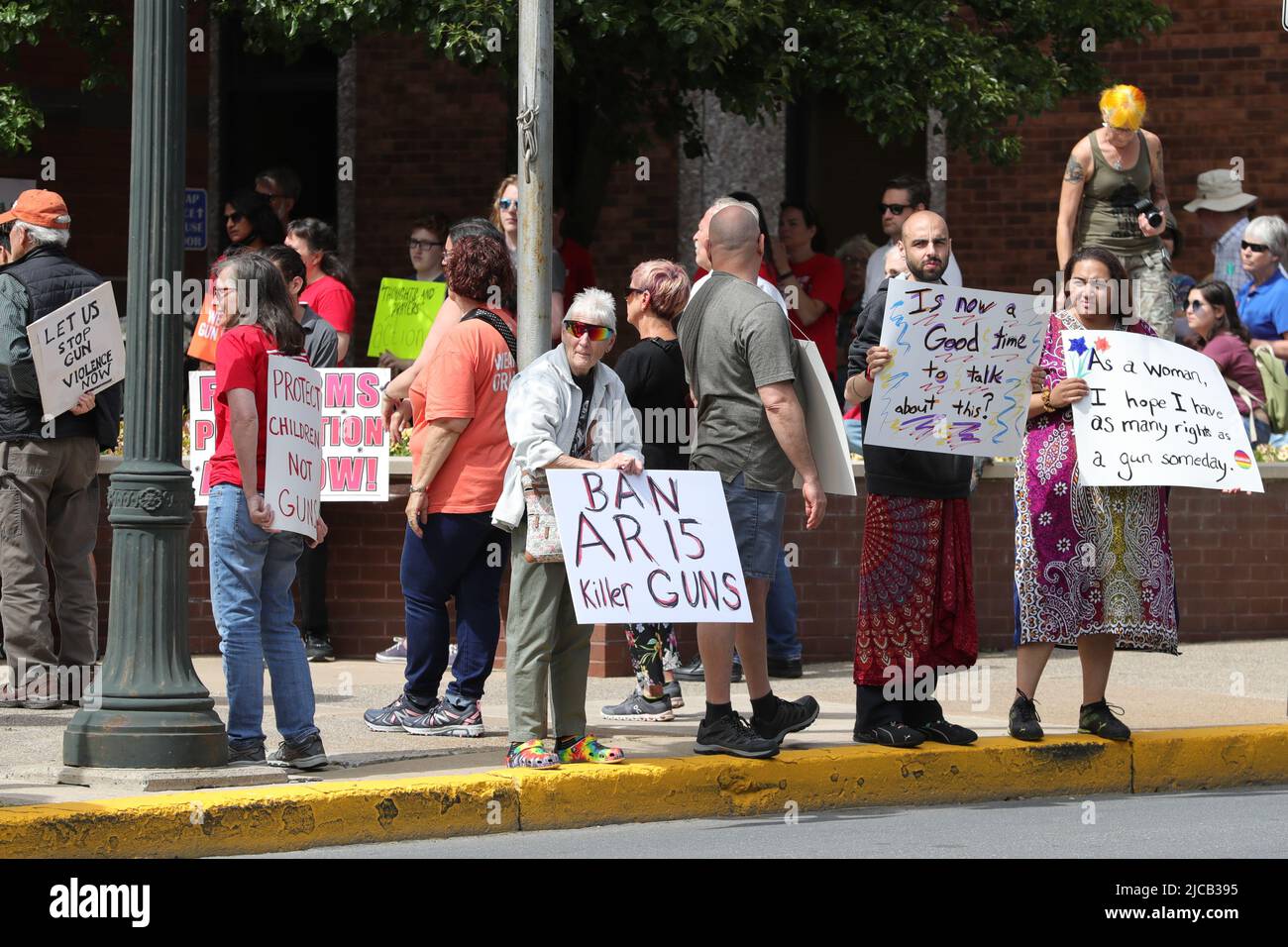 Bloomsburg, Usa. 11.. Juni 2022. Am 11. Juni 2022 halten Menschen bei einer Kundgebung zum Marsch für unser Leben in Bloomsburg, Pennsylvania, Zeichen. Die Kundgebung war eine von Hunderten, die in den Vereinigten Staaten nach mehreren Massenerschießungen der letzten Zeit abgehalten wurden. (Foto von Paul Weaver/Sipa USA) Quelle: SIPA USA/Alamy Live News Stockfoto