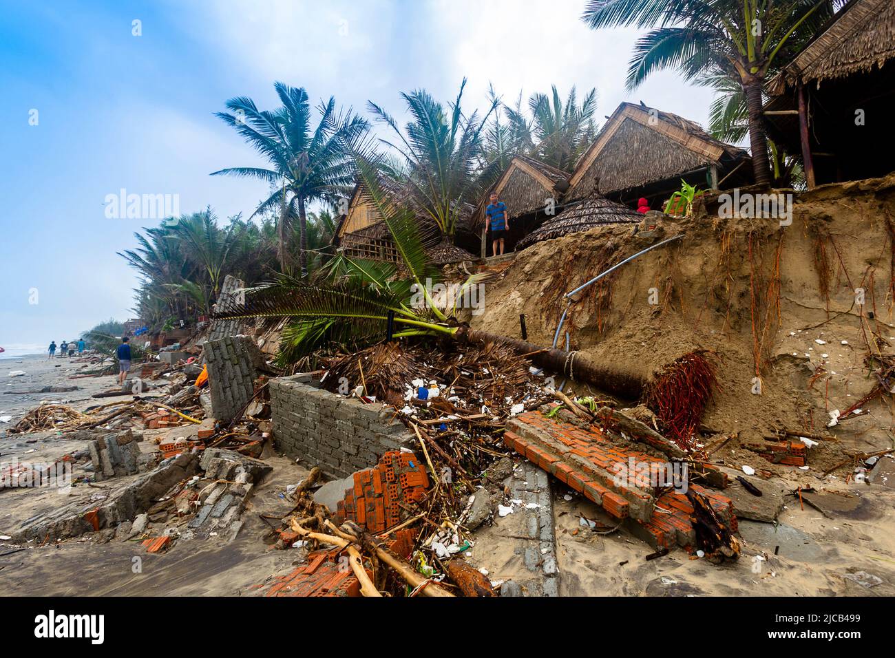 Die Zerstörung des Strandes durch den Klimawandel hat Strandgebäude zerstört und zu Stranderosion geführt. Stockfoto