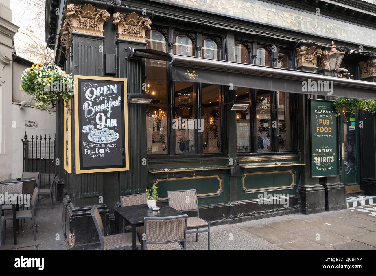 Ein Londoner Pub, Exhibition Road, South Kensington, London. Stockfoto