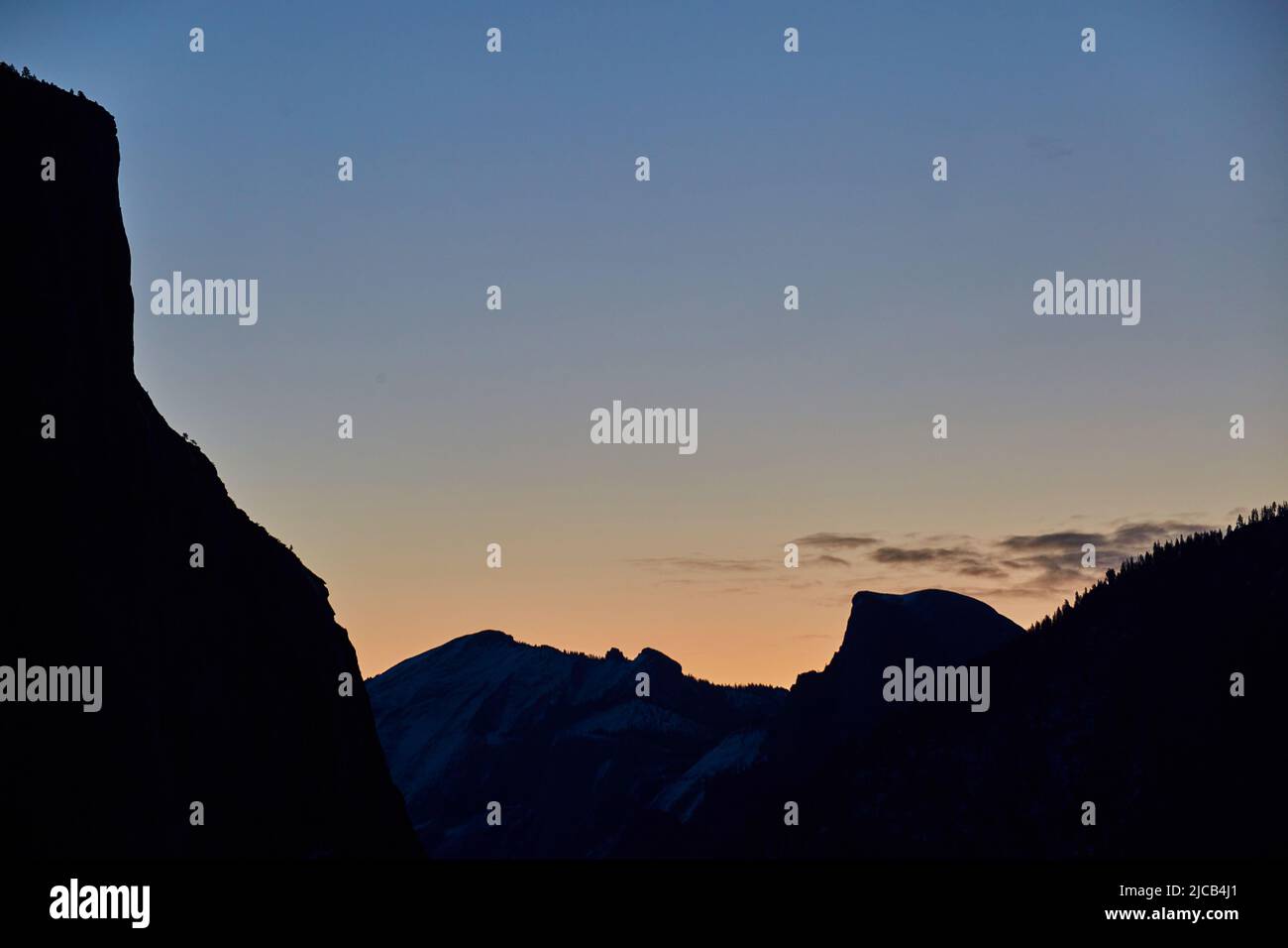 Silhouette des Yosemite aus dem Tunnelblick vor Sonnenaufgang Stockfoto