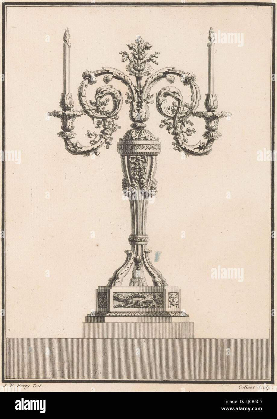 Eine ornamentierte zweiarmige girandole auf Ziegenbeinen mit Ranken und Vogelköpfen, Girandole mit Vogelköpfen A Cahier de Six girandoles a l'usage des ORF, Druckerei: A. Colinet, (auf Objekt erwähnt), Zeichner: Jean François Forty, (auf Objekt erwähnt), Herausgeber: Jacques-François Chéreau, (auf Objekt erwähnt), Paris, 1775 - 1790, Papier, Radierung, Gravur, H 265 mm × B 195 mm Stockfoto