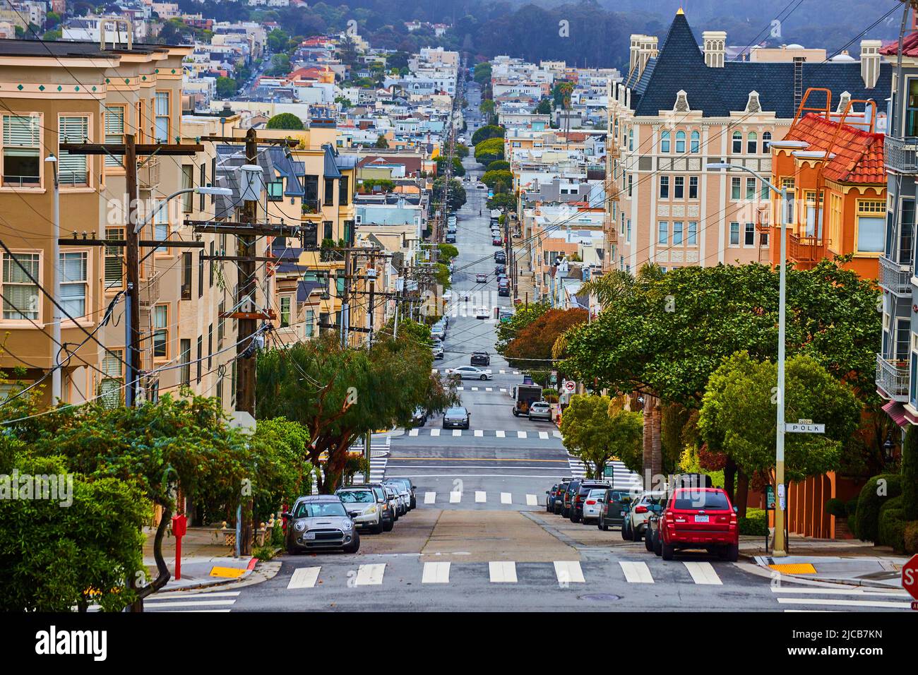 Steile Straßen in der Innenstadt von San Francisco, gesäumt von bunten Häusern Stockfoto
