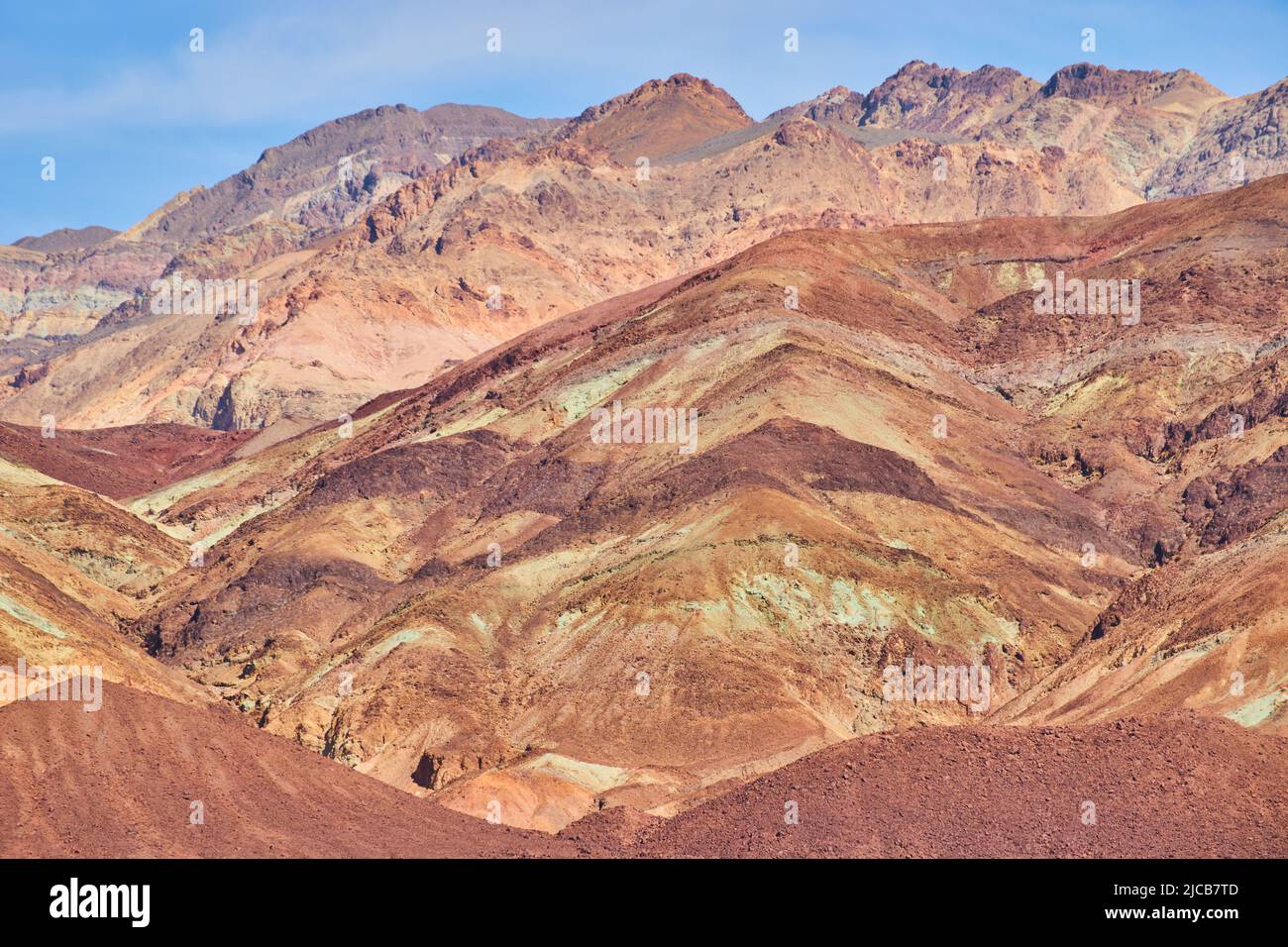 Atemberaubende bunte Schichten in den Bergen des Death Valley Stockfoto