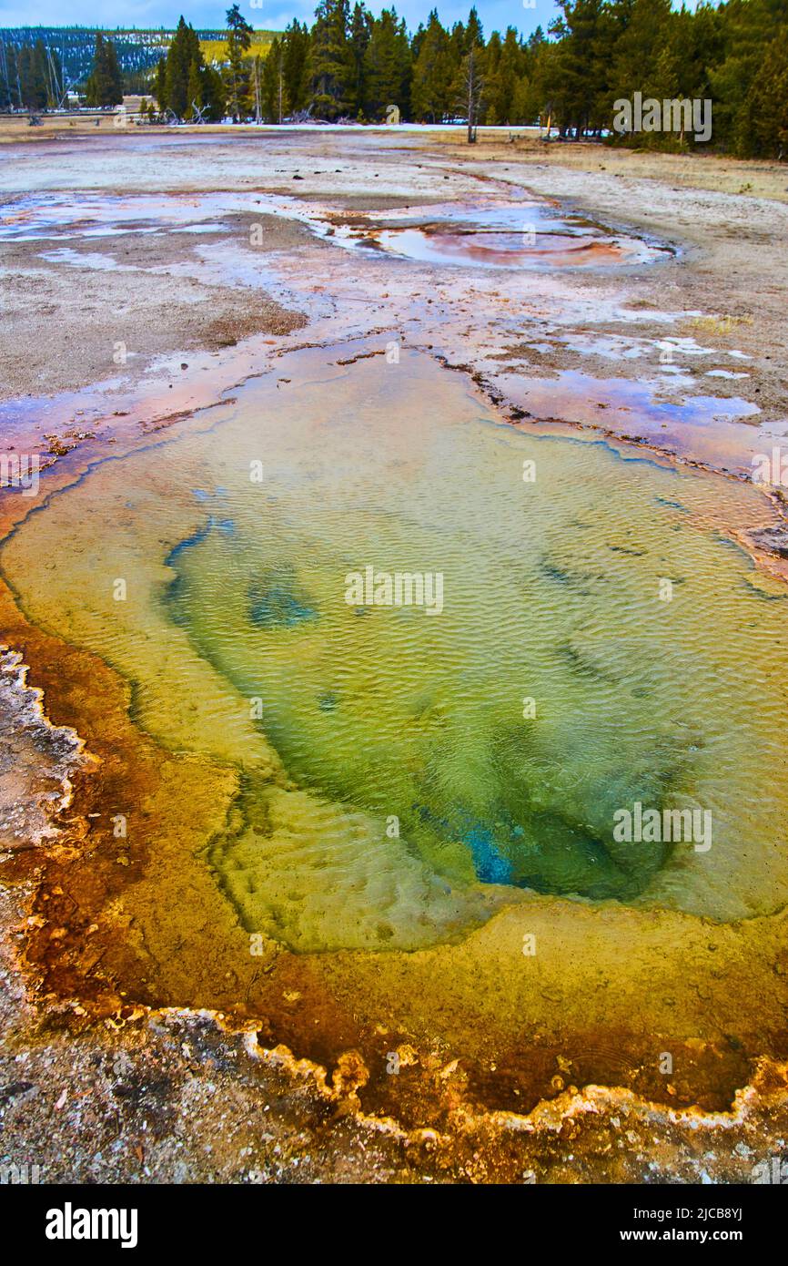 Atemberaubende kleine und tiefe heiße Quelle mit verschiedenen Farben in Yellowstone Stockfoto