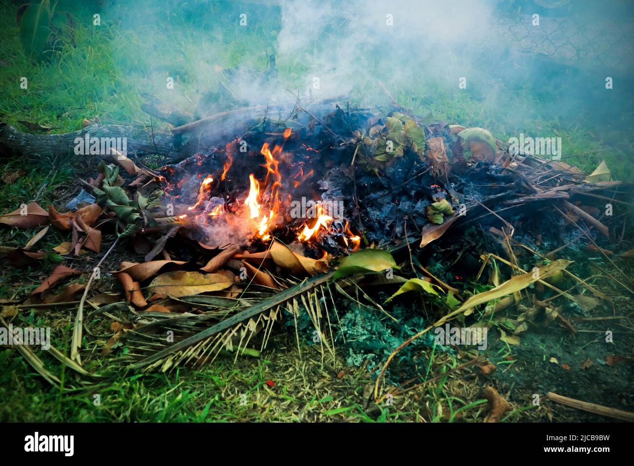 Ein Foto des Mülls, der am Abend verbrannt wurde Stockfoto