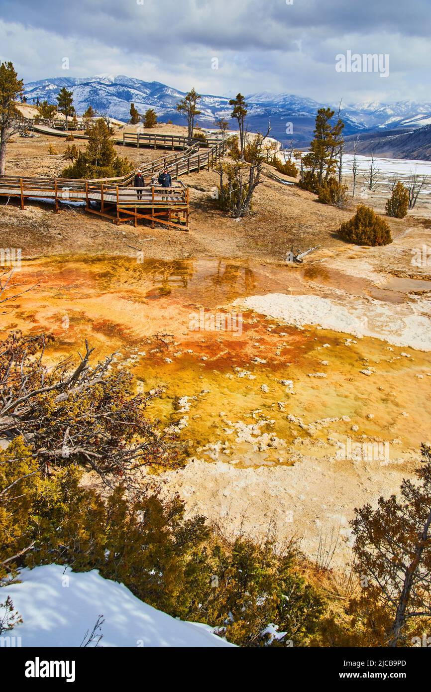 Atemberaubende heiße Quellen aus Yellowstone mit warmen Farbschichten Stockfoto