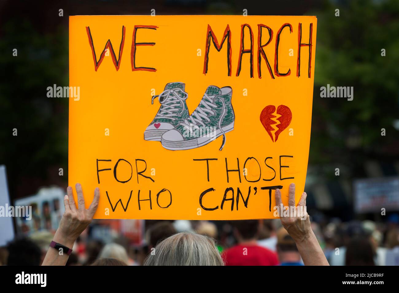 March for Our Lives 2022, Boston, MA, USA: Tausende versammelten sich am Boston Waterfront, als über 450 Demonstrationen gegen Waffengewalt in den USA stattfanden. Demonstrator hält ein Schild mit einem Paar grüner Converse Schuhe mit einem Herz auf einer Zehe, Das gleiche, wie die 10-jährige Maite Rodriguez trug, als sie eine von 19 Schülern war, die am 24. Mai 2022 an der Robb-Grundschule in Uvalde, TX, gedreht wurden. Kredit: Chuck Nacke / Alamy Live Nachrichten Stockfoto