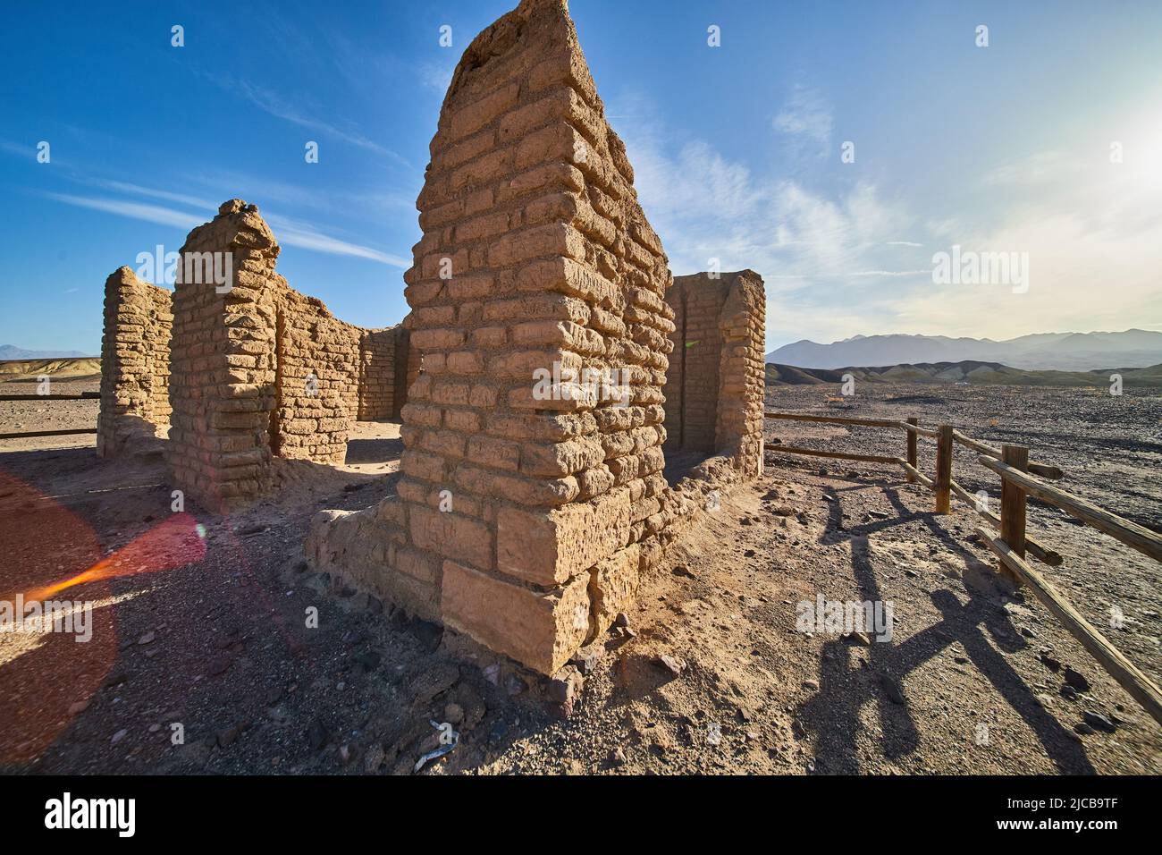 Sandige Wüsten mit Steinstrukturen an historischer Stätte Stockfoto