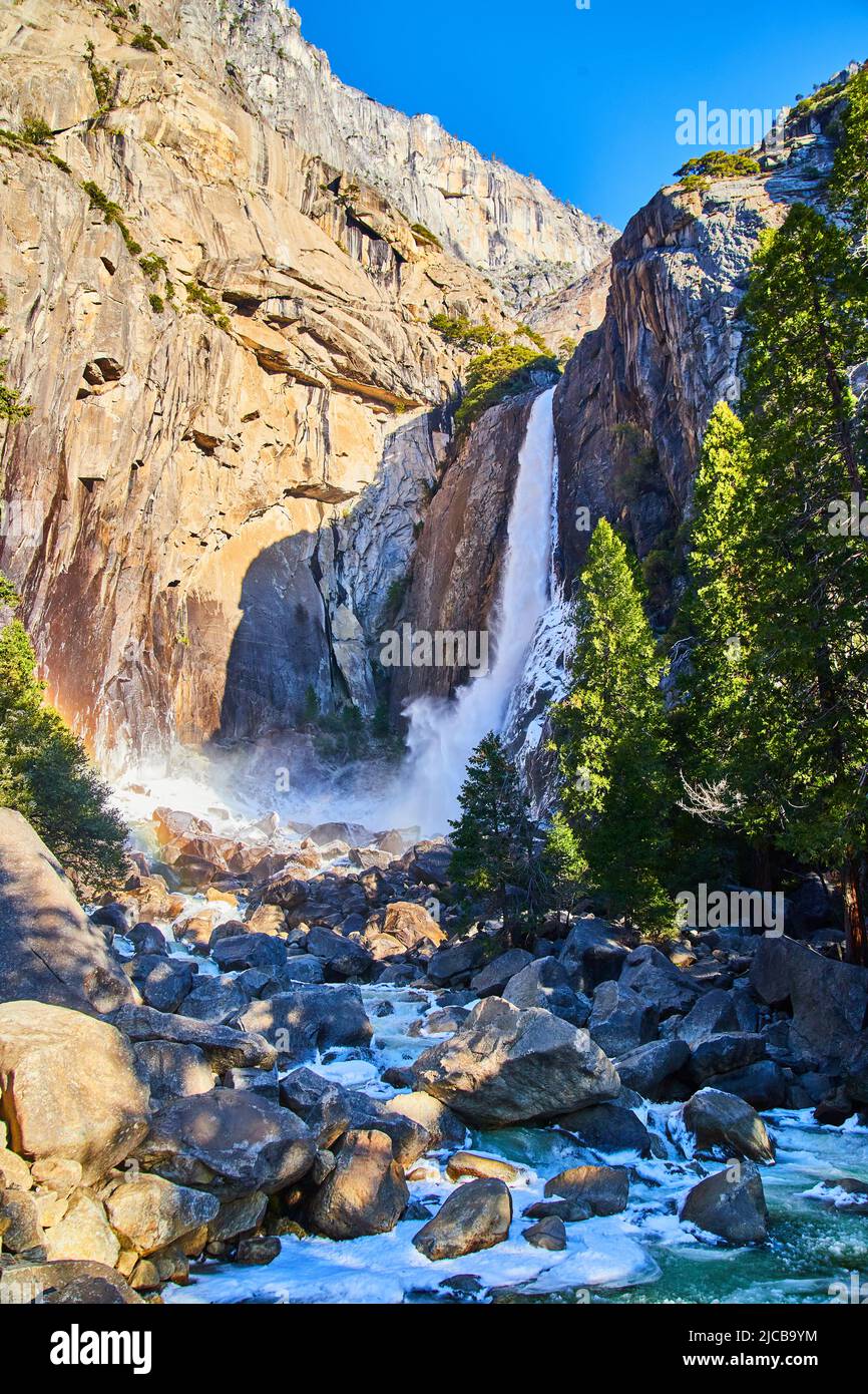 Kleiner Regenbogen bei den mattierten Yosemite Lower Falls Anfang April Stockfoto