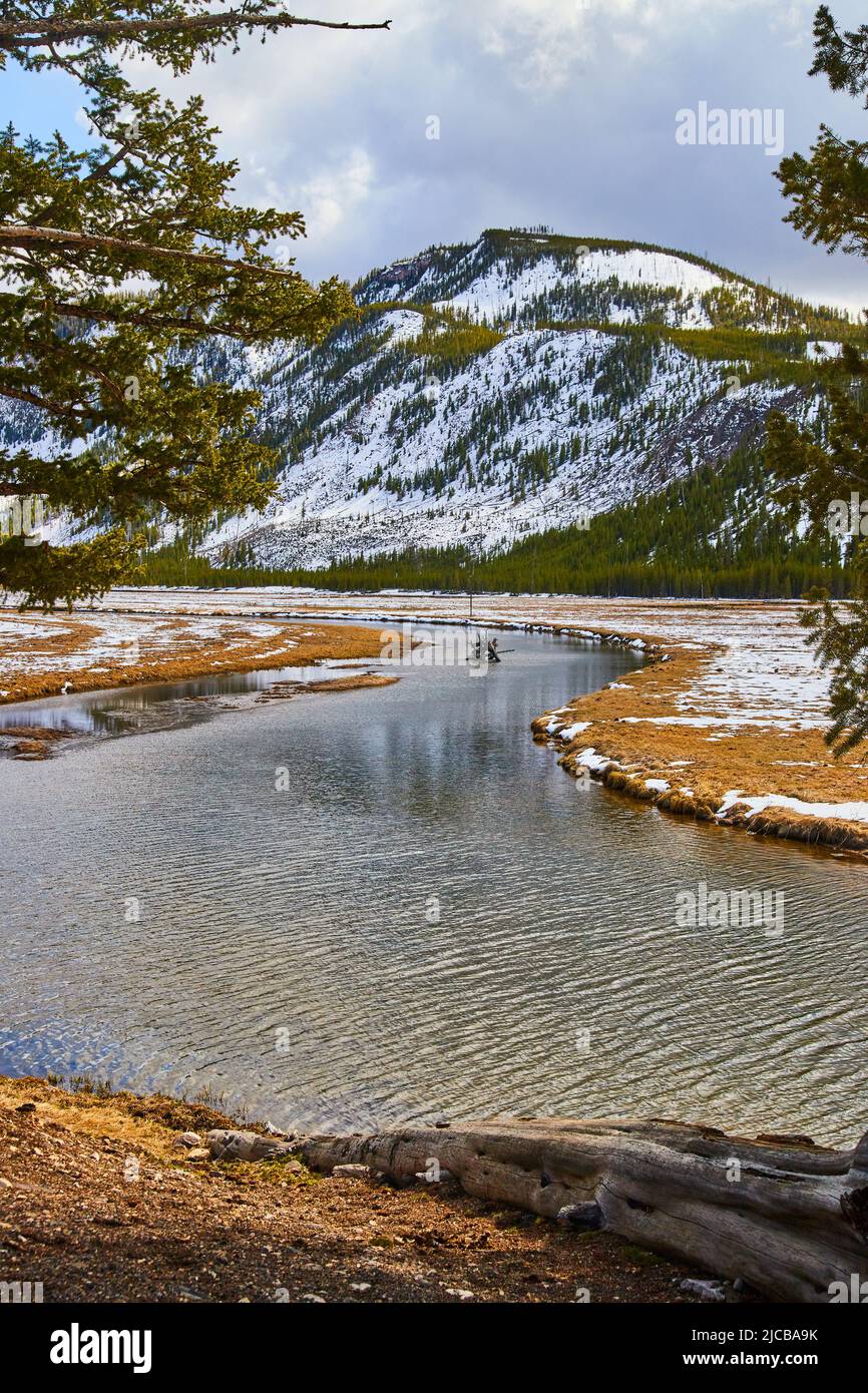 Fluss durch Yellowstone im Winter mit verschneiten Bergen Stockfoto