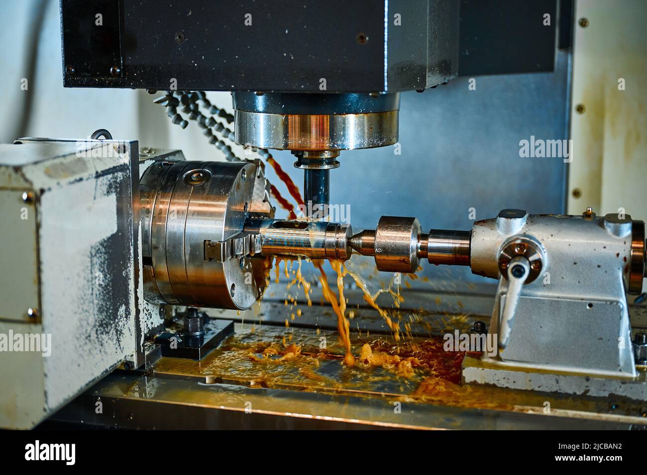 Bearbeitung von Metalldetails mit Drehmaschine Werkzeugmaschine in der Werkstatt Stockfoto