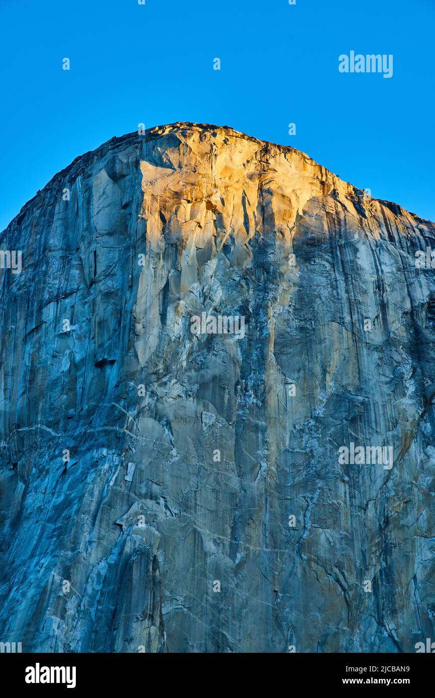 Die Sonne kriecht auf die berühmten El Capitan Klippen im Yosemite National Park Stockfoto