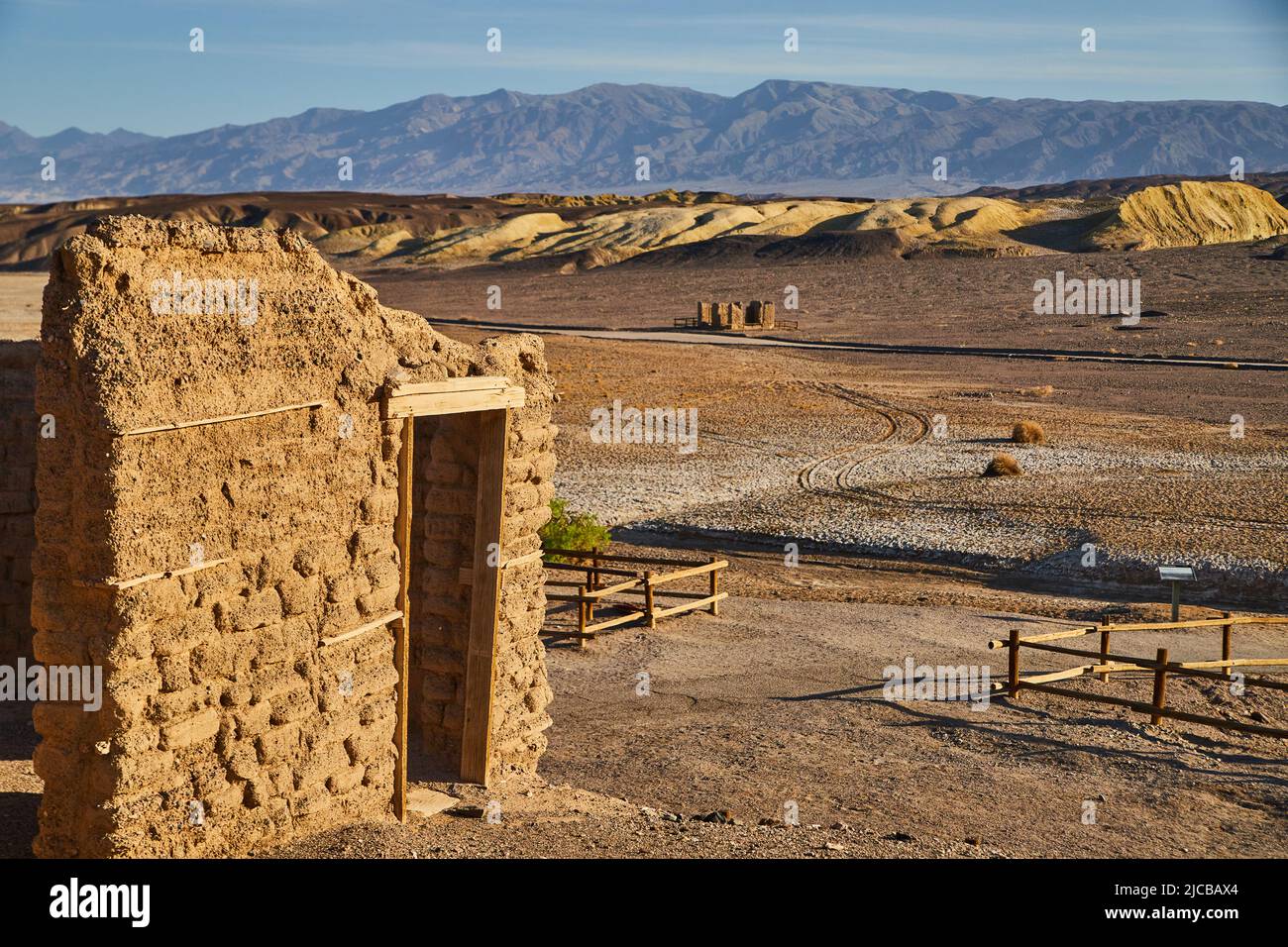 Alte Steinstruktur im Death Valley bei Bergen Stockfoto