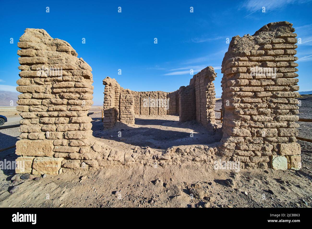 Steinstruktur in sandiger Wüste aufgegeben Stockfoto