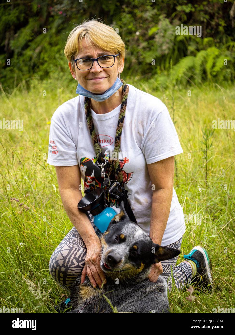 La Estrella, Antioquia, Kolumbien - Februar 13 2022: Frau mit Brille stottet ihren Hund im Wald Stockfoto