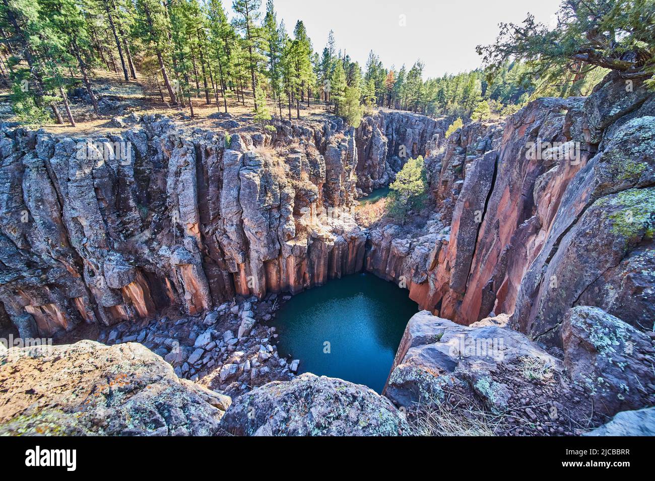 Große felsige Schlucht mit Wasserbecken und kleinem Wasserfall Stockfoto